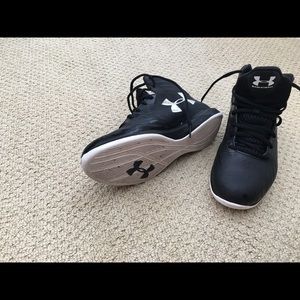 Kids Black Baseball shoes size 7